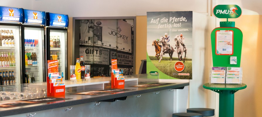 PMU Ständer im Gastro Spielscheinständer für Pferdewetten im Restaurant. Présentoir avec bulletin de paris hippiques dans un restaurant. Espositore schedine per le scommesse ippiche al ristorante.