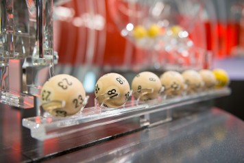 Nahaufnahme der gezogenen Swiss Lotto Kugeln nach der Ziehung.